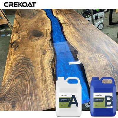 La parte superior de la mesa con capa cristalina preserva la madera viva con claridad