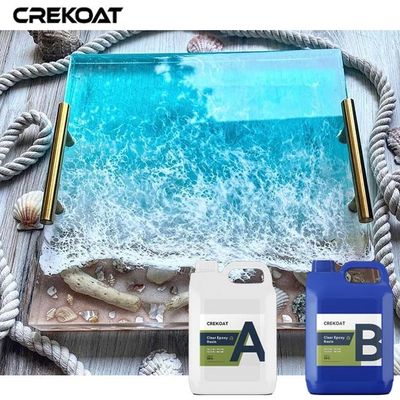 Profundos transparentes brillantes vierten la resina de epoxy para las pinturas esculpen los tableros de la mesa