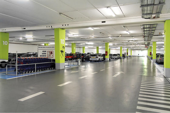 Pintura de piso de poliuretano de secado rápido y brillante 1 mm de dureza a base de agua