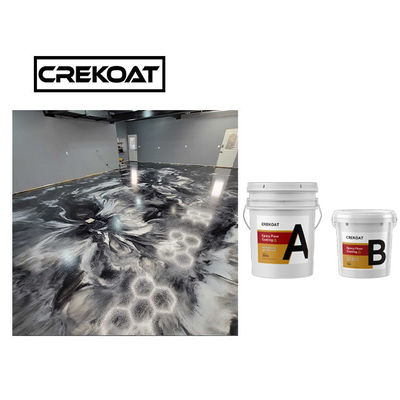 El piso metálico liso del garaje pinta la resina de epoxy líquida clara