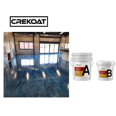 El piso metálico liso del garaje pinta la resina de epoxy líquida clara