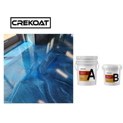 El piso metálico liso del garaje pinta la resina de epoxy líquida clara