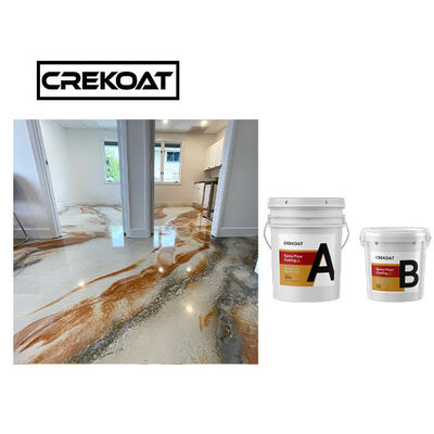 El piso metálico liso del garaje pinta la resina de epoxy líquida clara