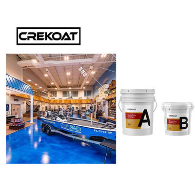 Uno mismo que nivela la capa de epoxy metálica negra del piso para de cerámica