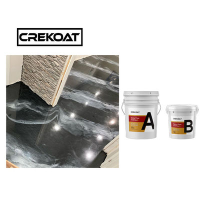 Uno mismo que nivela la capa de epoxy metálica negra del piso para de cerámica