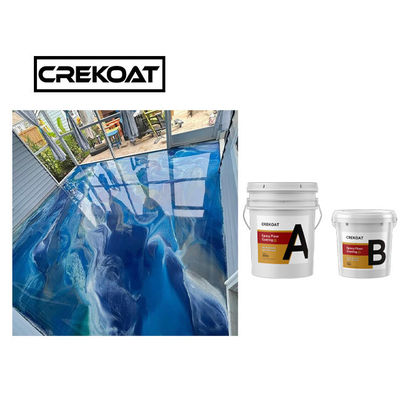 Uno mismo que nivela la capa de epoxy metálica negra del piso para de cerámica