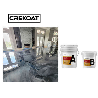 Uno mismo que nivela la capa de epoxy metálica negra del piso para de cerámica