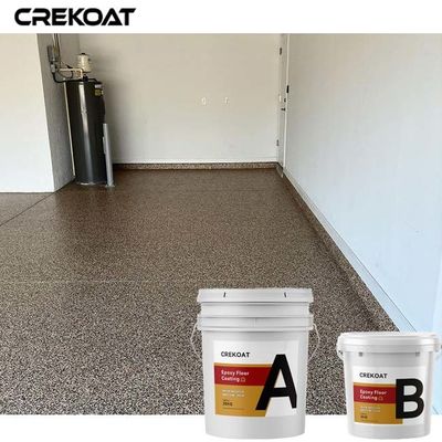 Las escamas coloreadas pegan el piso de la resina con epóxido que cubre el alto lustre Grey Finishes