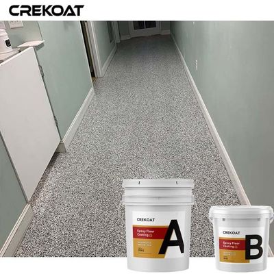 Escamas más grandes pegan el piso de la resina con epóxido que cubre a Chip Non Flammable inconsútil