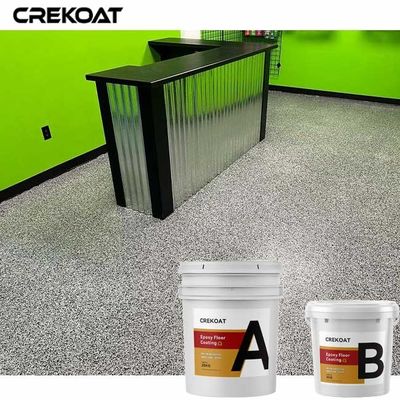 Las escamas de la pintura pegan la capa del piso con epóxido de la resina para el hormigón del sótano del garaje