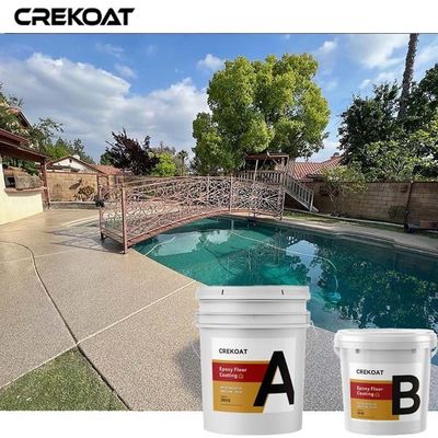 Las escamas de la pintura pegan la capa del piso con epóxido de la resina para el hormigón del sótano del garaje