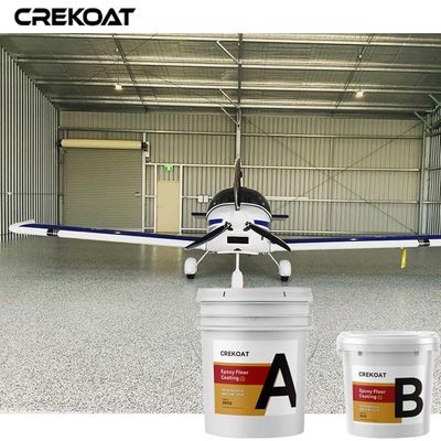 Las escamas de la pintura pegan la capa del piso con epóxido de la resina para el hormigón del sótano del garaje