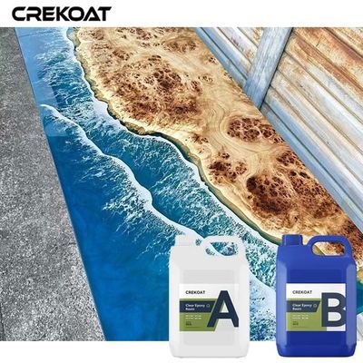 Las tablas del río profundamente vierten alto cristalino transparente de la resina de epoxy