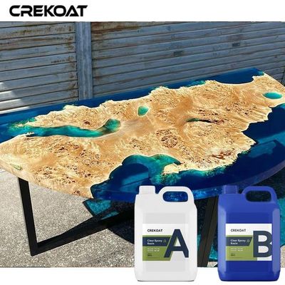 Meticulosamente, libre de burbujas de epoxi transparente en capas más gruesas de madera sin problemas