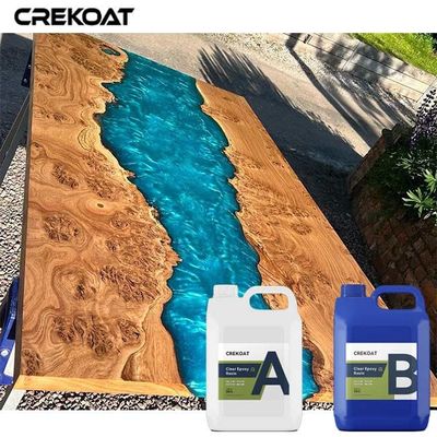 Profundos transparentes brillantes vierten la resina de epoxy para las pinturas esculpen los tableros de la mesa