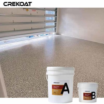 El piso de epoxi gris con escamas ofrece un aspecto pulido moderno