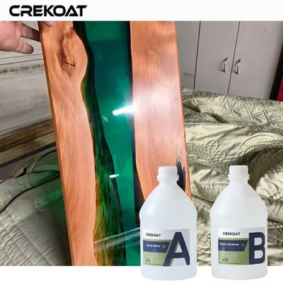 La capa transparente de la madera se cura con epoxi para obtener un acabado brillante y resistente al amarilleo