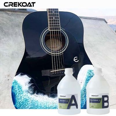 Resina epoxi clara auto-nivelable ideal para su uso en obras de arte complejas de medios mixtos