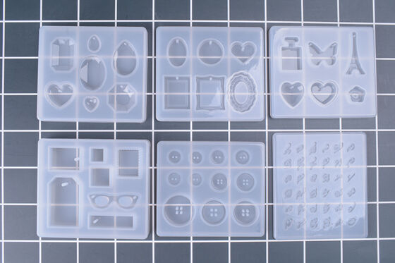 Molde de pegamento de gota DIY Múltiples moldes colgantes Estilo Torre de Hierro Molde de hebilla retorcida con número de diamante y letra