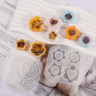 Crystal Drip Glue DIY Flowing Sand Keychain Pendant Grinding Heart Hollow Flower Pendant Silicone Mold