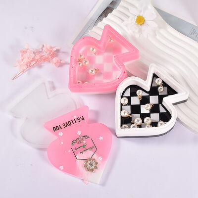 DIY Silicone Spade A Storage Box Mold Spade Heart Chessboard Pattern Heart Jewelry Storage Grinding Tool